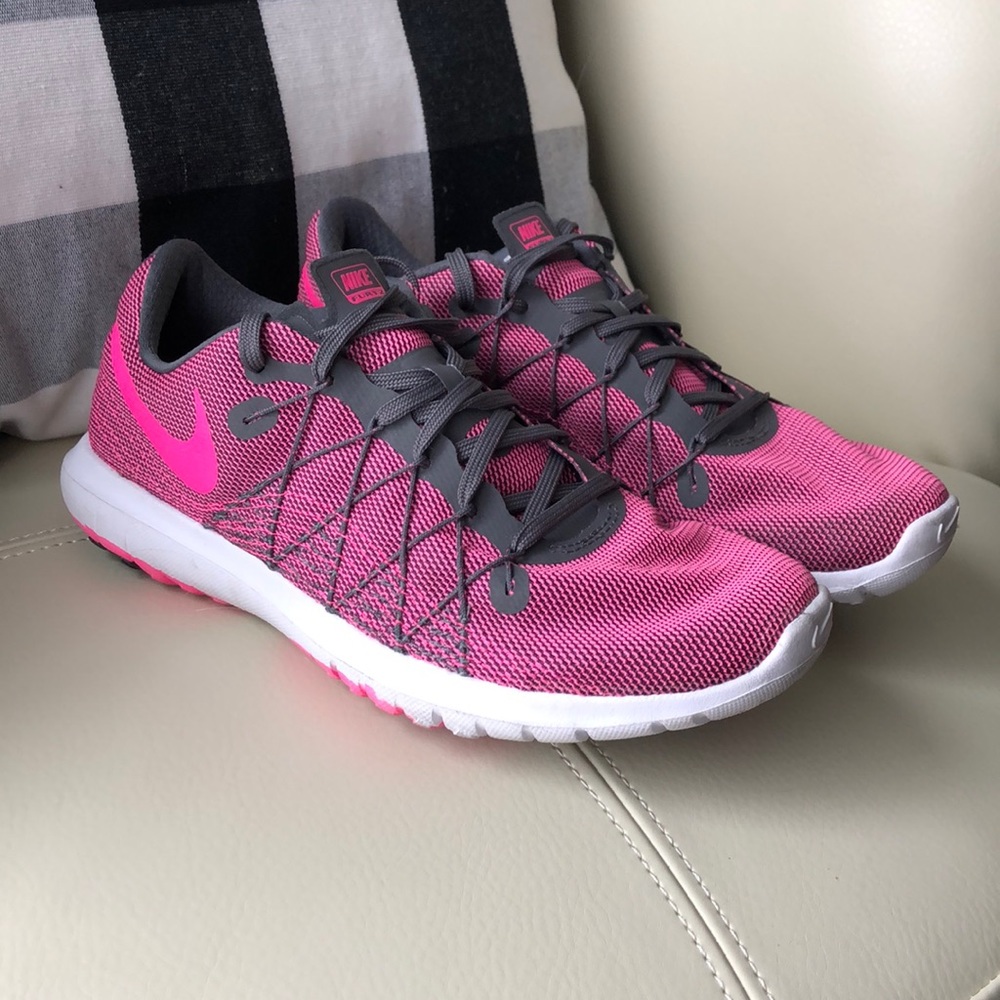 Nike pink and gray shoes 💗🤍